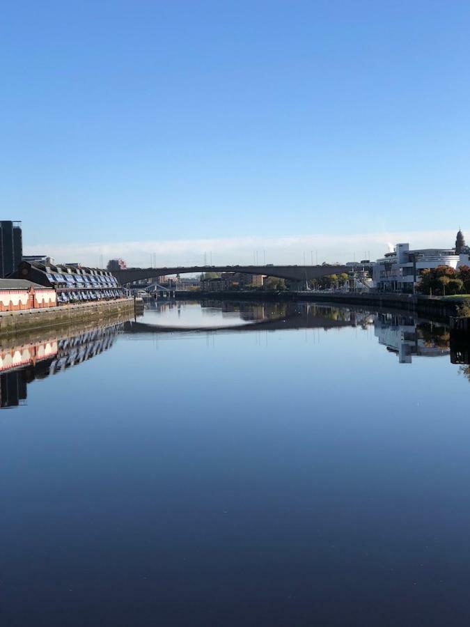 Sec/ Hydro Two Bed Flat With Free Parking And Great View Apartment Glasgow Bagian luar foto
